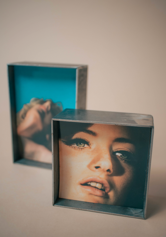 METAL FRAMES FOR PHOTOGRAPHS