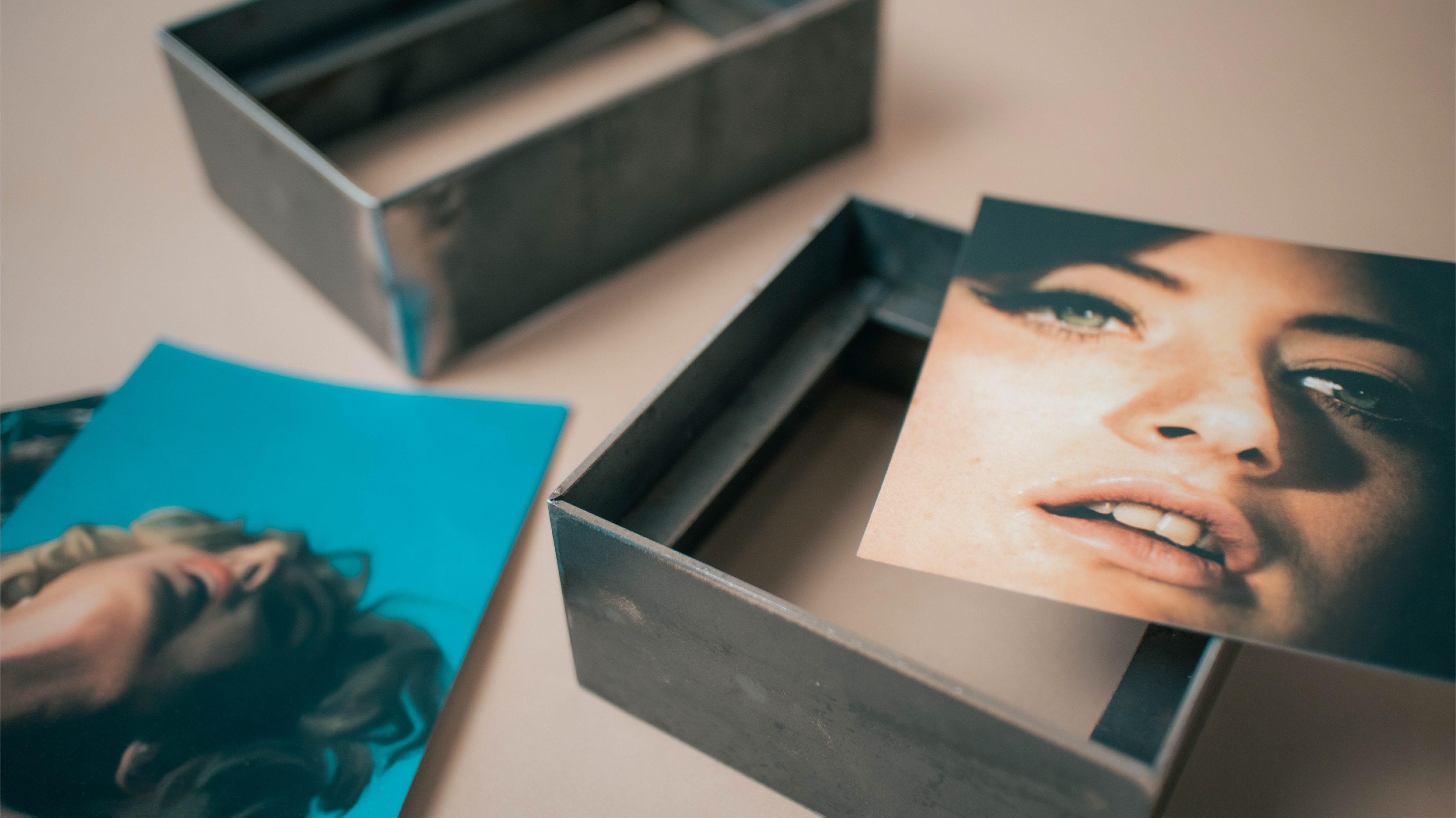 METAL FRAMES FOR PHOTOGRAPHS